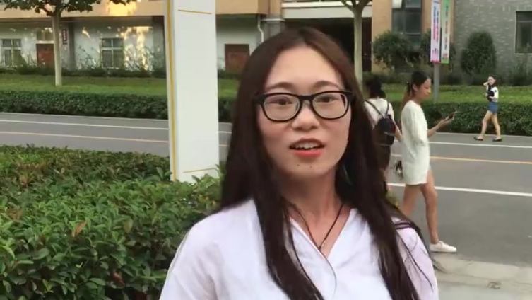 【呆萌男生忙于考研,大三女生99朵辣条花告白男友】 7月17日,河南农业大学一女生在恋爱一